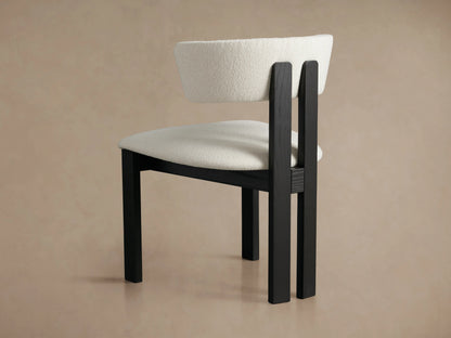 Rodin Dining Side Chair featuring a light beige fabric backrest and seat, with a dark ash wood frame. Hintergrund in neutralem Beige zeigt modernes Design.