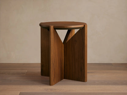 Elien End Table with round top in walnut veneer, featuring knife-edge detailing. Triangular legs create a geometric design.