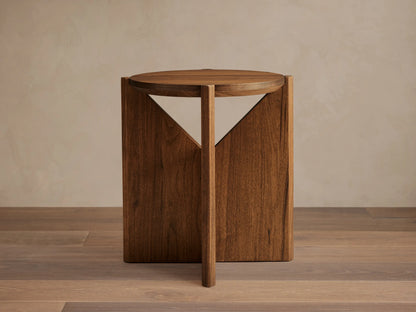 Elien End Table with round top in walnut veneer, featuring knife-edge detailing. Triangular legs create a geometric design.